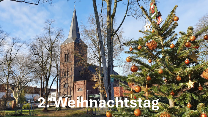 Weihnachtsbaum vor Kirche am 2. Weihnachtstag