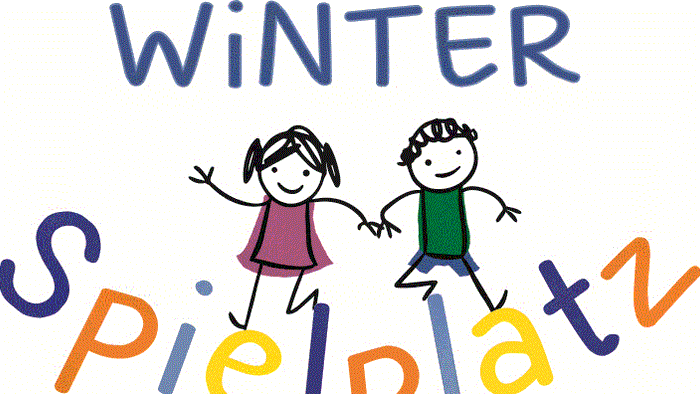 Zwei Kinder spielen im Winter auf einem Spielplatz