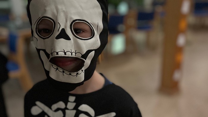 Barn i skjelet-kostume.
