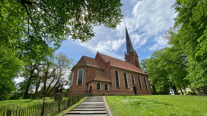 Kirchengelände mit Treppe und grünem Rasen