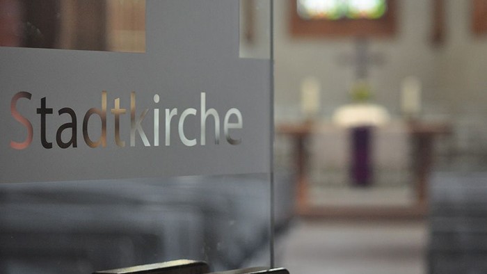 Schild vor dem Kirchenaltar