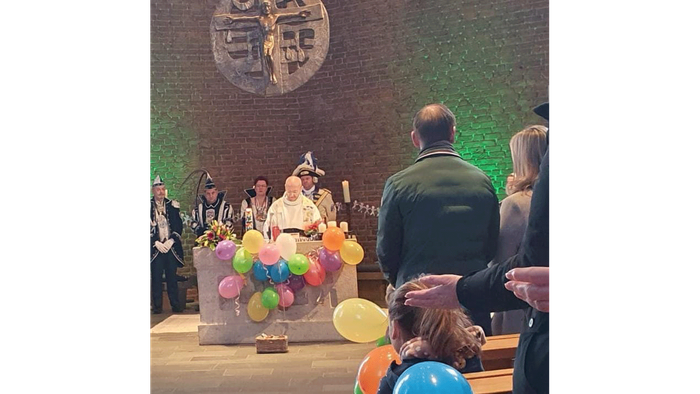Krnevalsgottesdienst in St. Barbara Könighardt mit Prinzengarde und Luftballons am Altar
