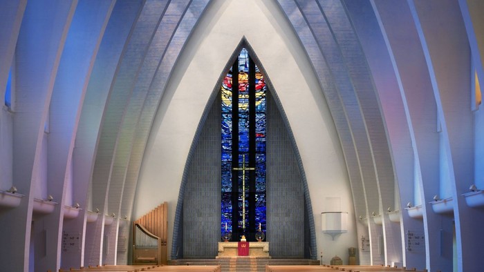Kirche am Hohenzollernplatz Blick innen zum Altar