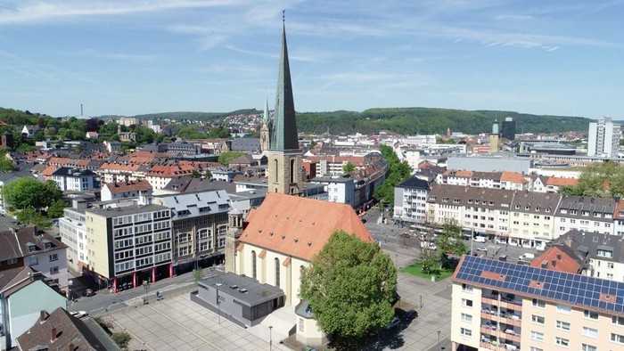 Stadtansicht mit Kirche und vielen Gebäuden