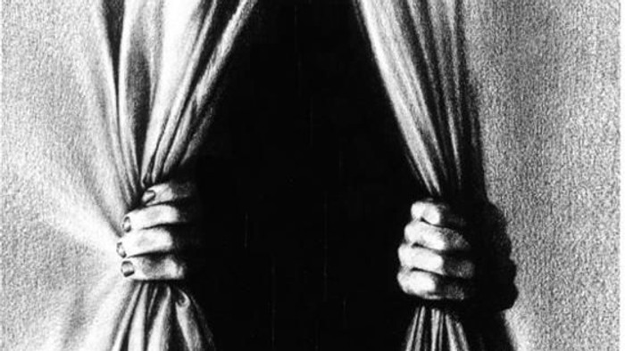 Hände halten Vorhang auseinander und zeigen Dunkelheit dahinter