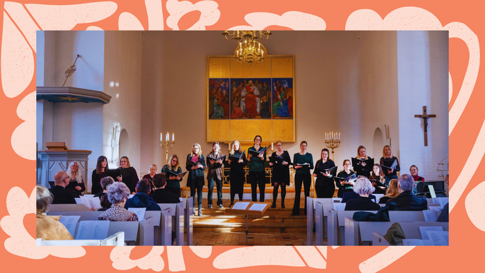 En gruppe mennesker samlet i kirke for en formel begivenhed