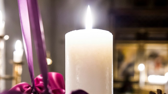 En lysende lysekone med violet bånd og en tannekrans.