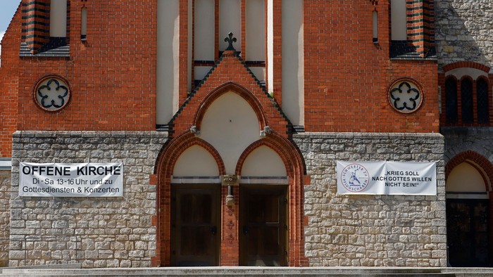 Gothische Kirche mit hohem Turm und zwei Eingängen