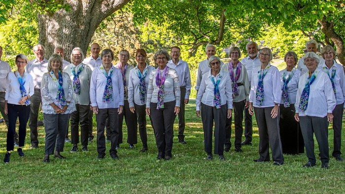Sæsonens første koncert i Rungsted Kirke: Hørsholm-Koret med hele 40 entusiastiske sangere under ledelse af dirigenten Torsten Nielsen. På programmet står der efterårssange, mindre klassiske værker, samt sange fra den danske sangskat. Der er gratis adga