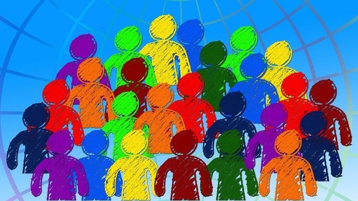 En gruppe farvede figurer står sammen i en kreds.