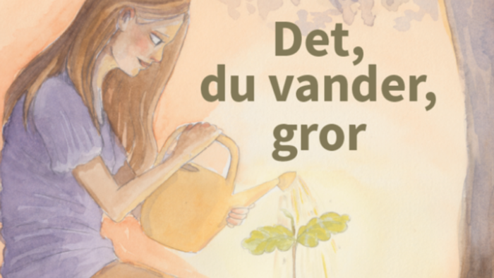 En kvinde vander unge planter, mens teksten på dansk lyder: 