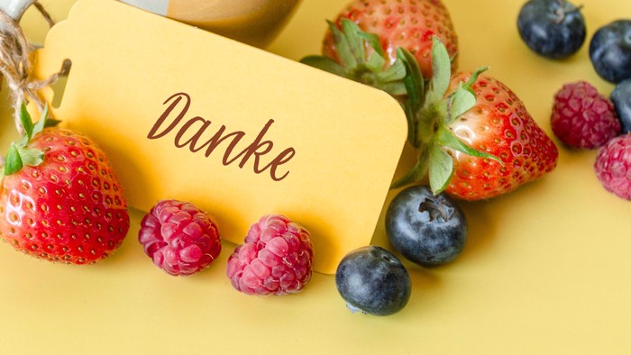 Erdbeeren, Himbeeren, Heidelbeeren und ein Schild mit der Aufschrift