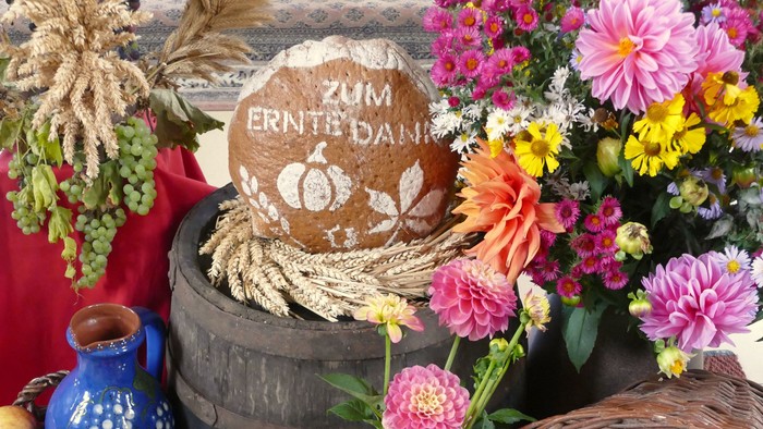 Bunter Herbsttisch mit Gemüse, Blumen und Dekoration