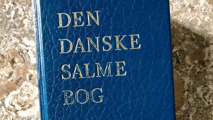 Blå bog med guldtrykket 