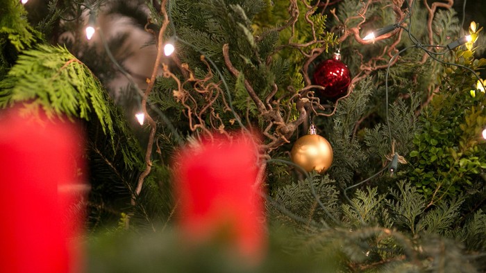 Weihnachtsbaum mit roten Kugeln und Lichtern