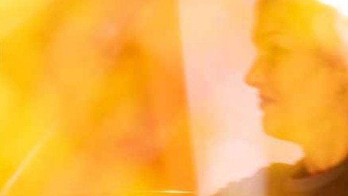 Ein verschwommenes Bild einer Person in gelber Jacke