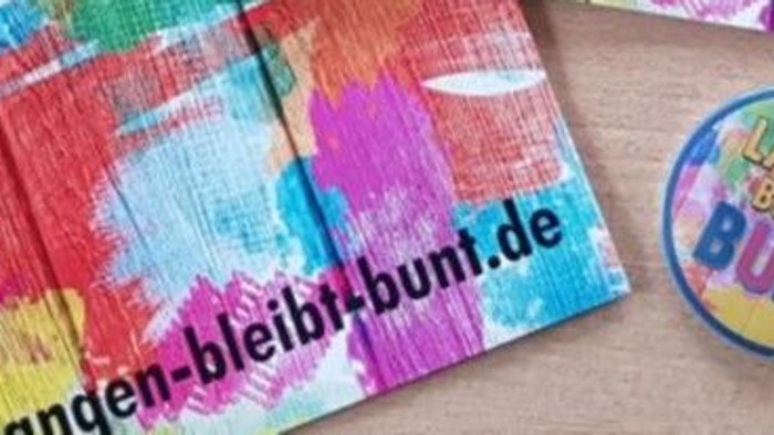 Die Bücher "Langenbleibtbunt" liegen auf einem Holztisch