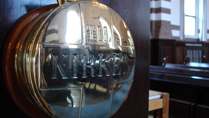 En stor, blank metal kugle med 