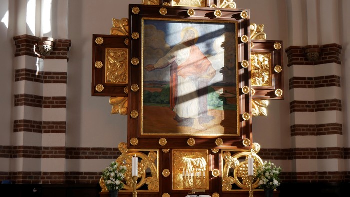 Guldrammed altartavle i kirke