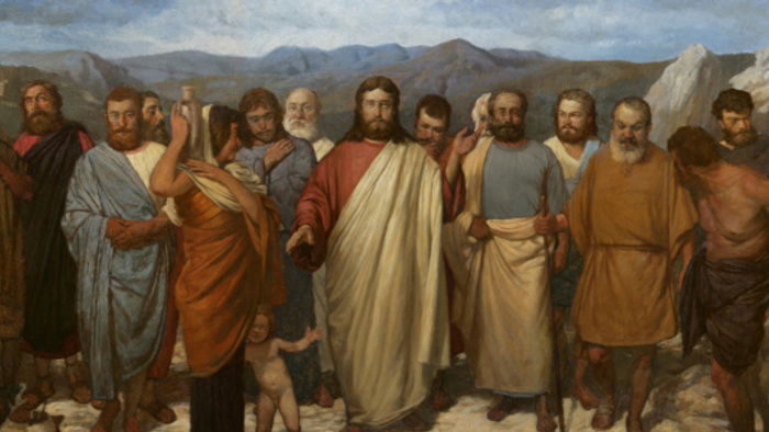 En gruppe mænd i oldtidsdragter står sammen i bjerglandskab