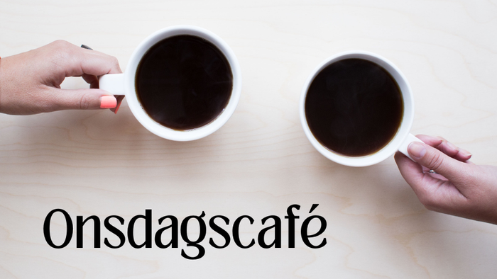 To hands holder hver sin kaffe i Onsdagscafé