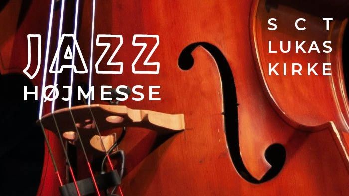 Nærbillede af kontrabas med tekst for jazz-højmesse i Sankt Lukas Kirke på Frederiksberg