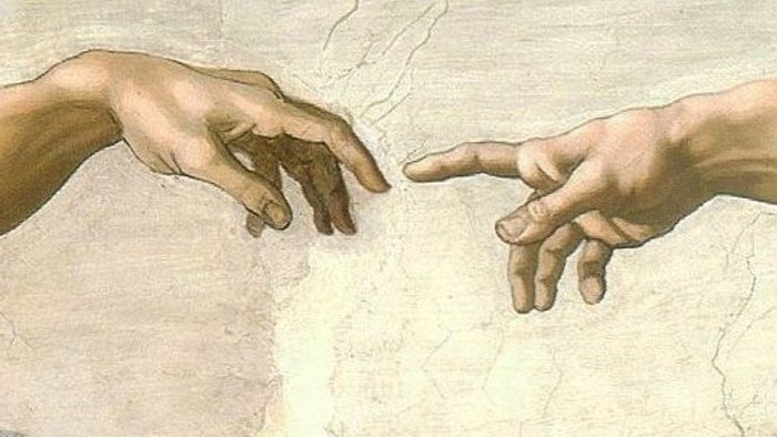 Ikonisk fresko, der viser hænder, som rækker mod hinanden, og symboliserer guddommelig forbindelse og menneskelig oplysning.