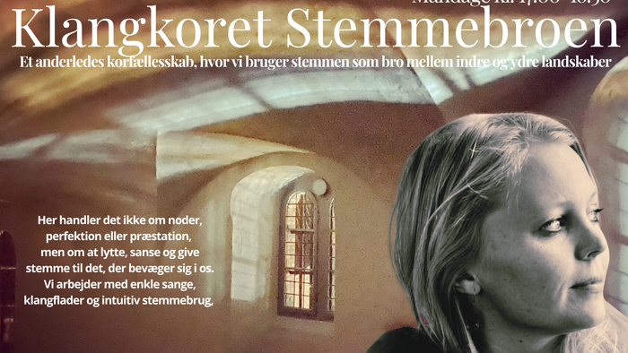 Plakat til en begivenhed med en kvinde i en kirkeindstilling og tekst på dansk