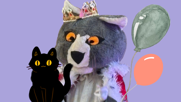 En grå bjørnefigur med kron og katfigur sidder på en fat og holder balloner