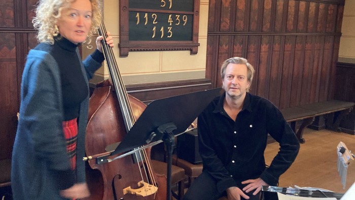 To musikanere med instrumenter i hallen