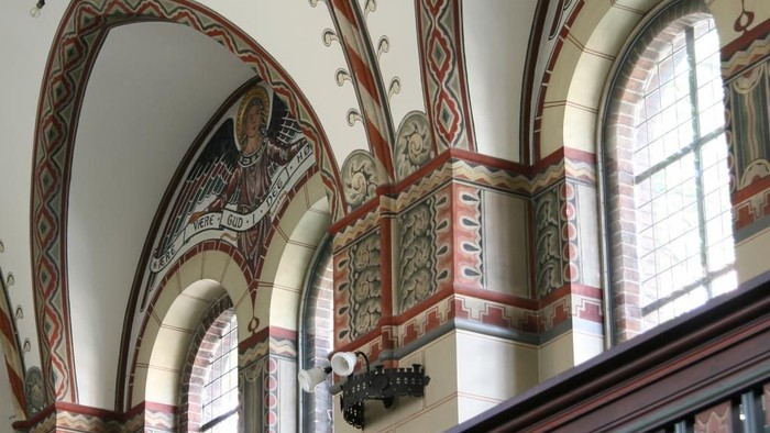 Innendørs arkitektonisk detaljer med bogen og farverne røde, hvide og grønne