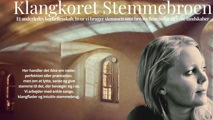 Plakat til en begivenhed med en kvinde i en kirkeindstilling og tekst på dansk