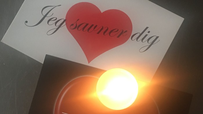 En lysende hjerte-formet lyskilde med teksten 