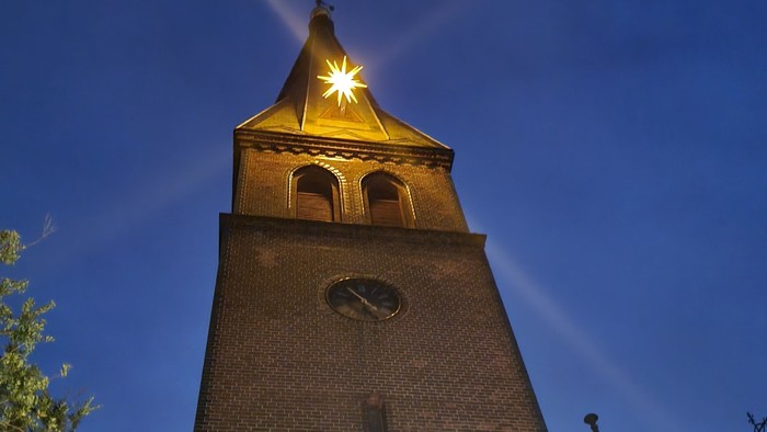 Kirche Geltow mit Adventsstern