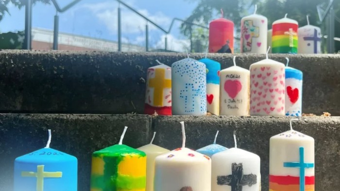 Plakat kündigt einen Konfirmationsgottesdienst mit Kerzen, Musik und Predigtangaben am 14. Juni um 10:00 und 11:30 Uhr an.