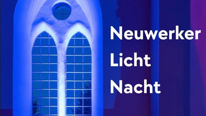 Das Bild zeigt ein beleuchtetes Kirchenfenster mit der Aufschrift "Neuwerker Licht Nacht" und "Dein Gottesdienst".