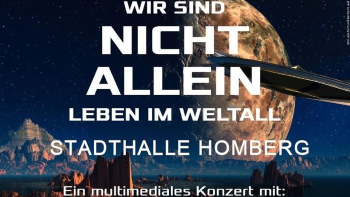 Plakat für ein Konzert mit dem Titel *„Wir sind nicht allein“* mit David Plüss, Clemens Bittlinger, Matthias Dörsam und Andreas Burkert.