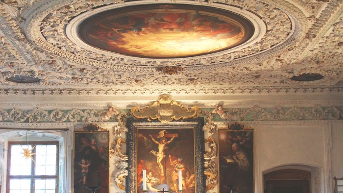 Prächtige Kircheninneraum mit aufwendig gestalteten Decken und Altären