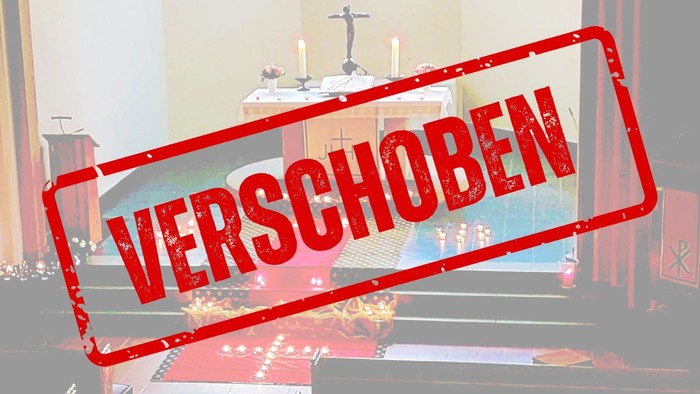 Altarraum der Königin-Luise-Kirche mit Kerzen und Teelichtern, davor Schild mit Text 'verschoben'