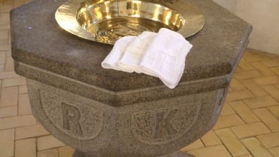 Guldbæger på altertavle i kirke.