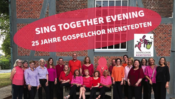 Gruppe von Menschen, die 25 Jahre Gospelchor feiern und vor einem Banner posieren.