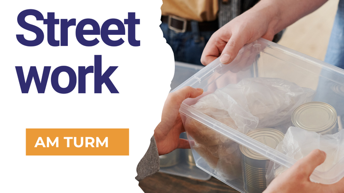 Werbung für Streetwork, Bild auf dem eine Plastikbox mit Lebensmitteldosen übergeben wird.