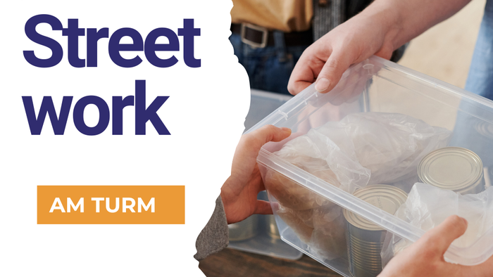 Werbung für Streetwork, Bild auf dem eine Plastikbox mit Lebensmitteldosen übergeben wird.