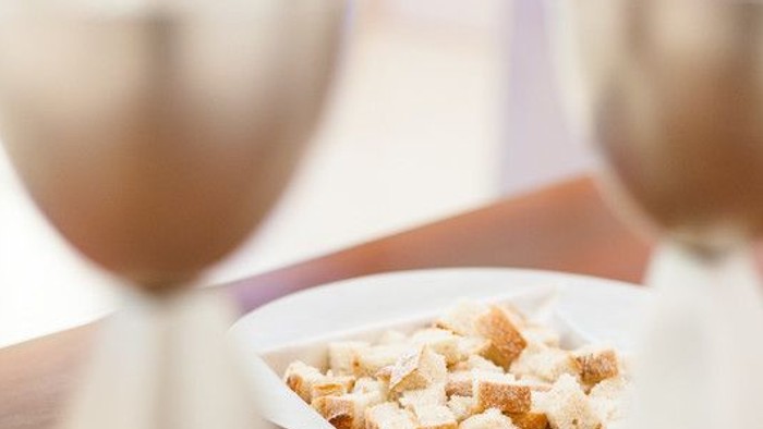 Ein Teller mit Essen und zwei Gläser auf einem Tisch