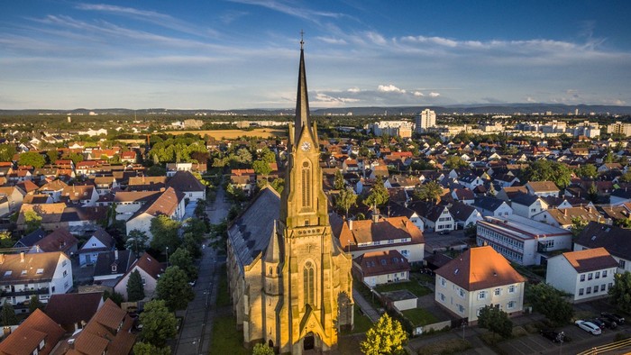 Ein Luftbild einer Stadt mit einer hohen Kirche im Zentrum