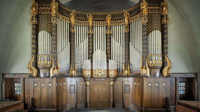 Prächtige Kirchenorgel mit goldenen Verzierungen und filigranen Schnitzereien.
