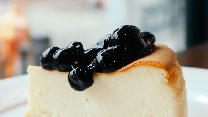 Ein Stück Kuchen mit Blaubeeren auf einem Teller