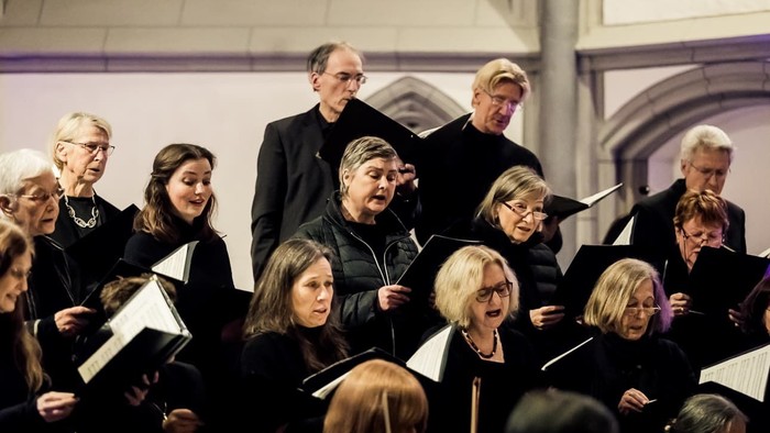 Ein Chor proben in einem großen Raum mit hohen Decken.