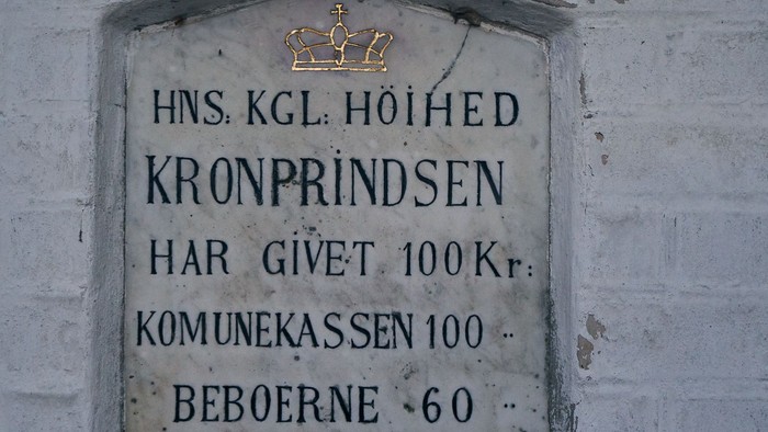 Plade på mur med kongelig inskription