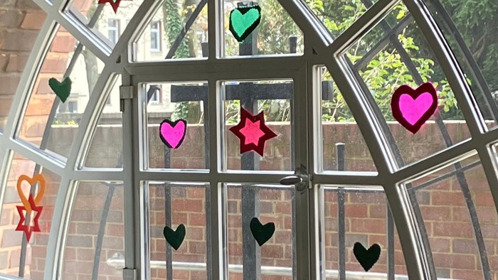 Buntes Fenster mit Herz- und Stern-Aufklebern